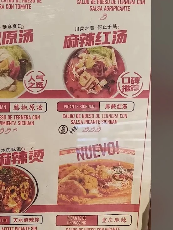 El cartel del restaurante con los caldos y la regla de los 500 gramos